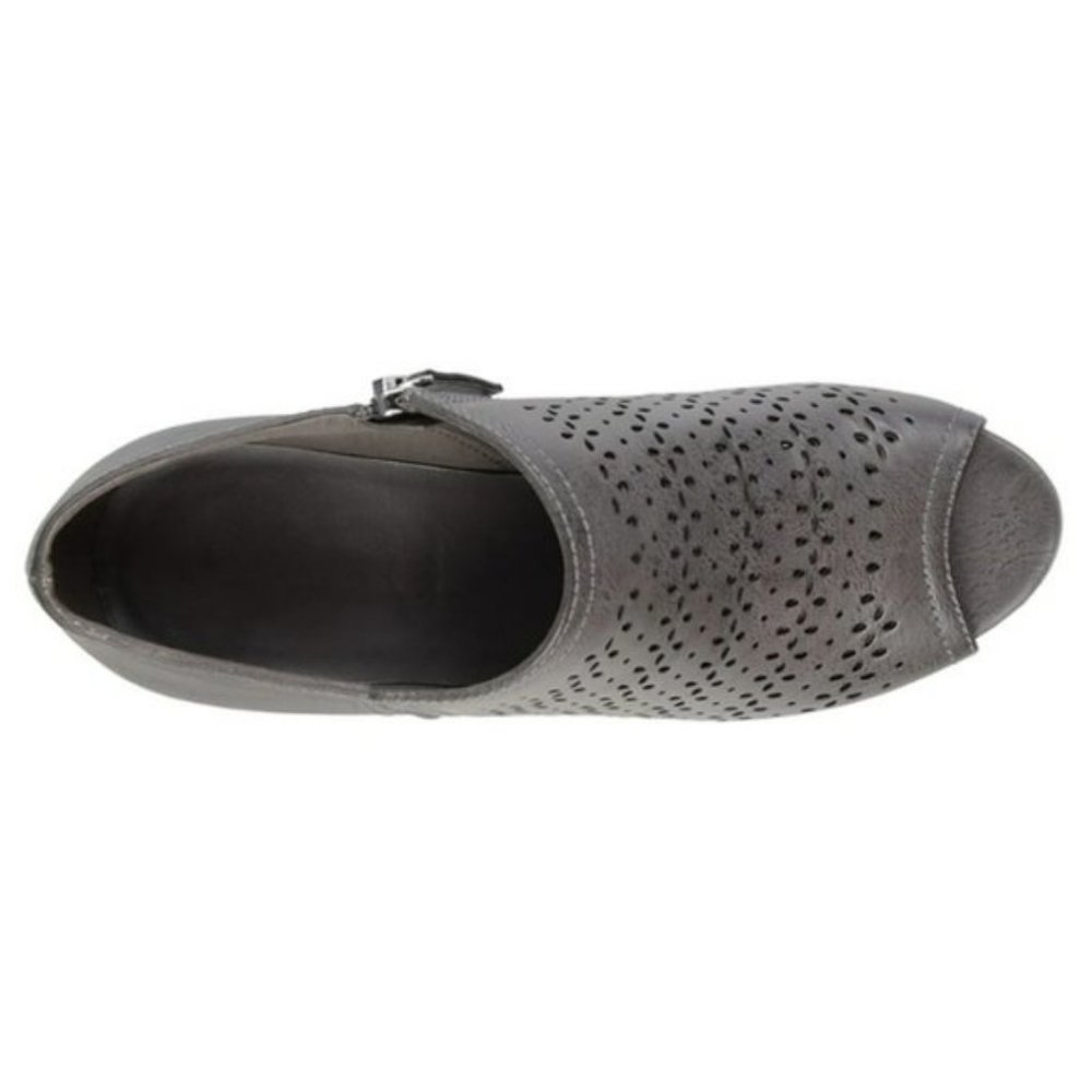 Journee Collection Britny Wedge-7.5 - Picture 2 of 9